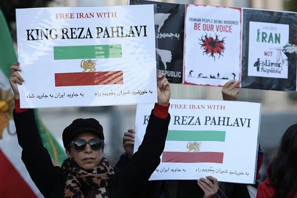 Trump İran'a müdahaleyi askıya aldı! Batı basınında dikkat çeken analiz